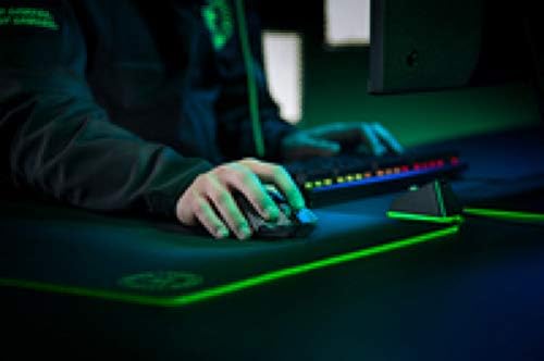 Razer Viper Ultimate with Charging Dock - Ambidextrous Esports Gaming Mouse Powered by HyperSpeed Wireless Technology (Focus+ 20K Optical Sensor 74g Lightweight RGB Chroma) Black