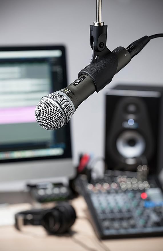 SAMSON Technologies Q2U USB/XLR Dynamic Microphone Recording and Podcasting Pack (Includes Mic Clip Desktop Stand Windscreen and Cables) Silver